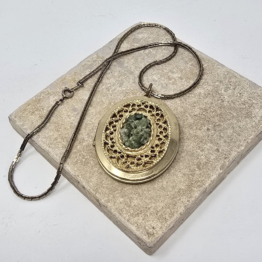 Vintage nephrite jade chip locket necklace gold tone chain‎ 60s